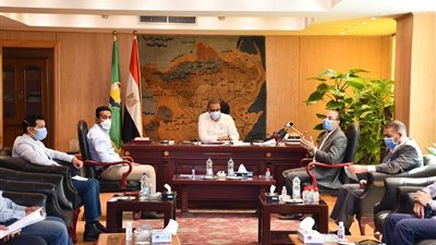 محافظ الفيوم يتابع مع رؤساء المدن إجراءات التصدي لكورونا