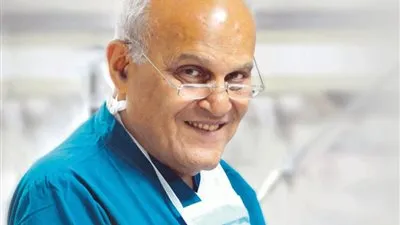 لفتة إنسانية.. مجدي يعقوب يحقق أمنية الطبيب الذي فقد بصره أثناء علاج مصابي كورونا (فيديو)