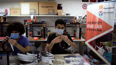 بالتعاون بين فاب لاب ومعامل اورنچ للتصنيعِ.. 15 الف قناع وجه للأطباء