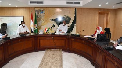 محافظ الفيوم يلتقي اللجنة العليا لمجابهة فيروس كورونا (صور)