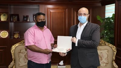 أعاد حقيبة المليون جنيه.. محافظ بني سويف يكرم 