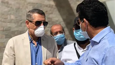 وزير الشباب يتفقد الأعمال الجارية في مدينة الرياضة بحي الأسمرات (صور)