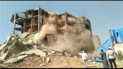 محافظ الجيزة: إزالة 7 عقارات مخالفة بعدة مدن وأحياء