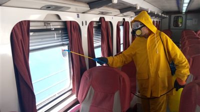 السكة الحديد تواصل تعقيم القطارات والمحطات ضد كورونا