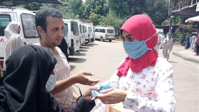 محافظة أسوان توزع كمامات على السائقين والمواطنين مجاناً