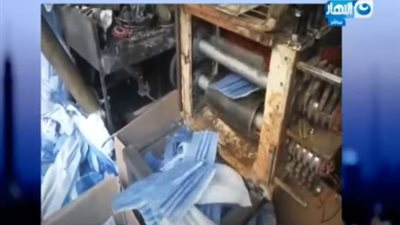 شاهد.. مفاجأة حول طريقة صنع الكمامات الغير طبيبة (فيديو)