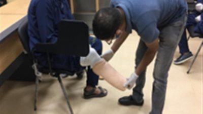 الداخلية توفر أطراف صناعية لعدد من النزلاء بمنطقة سجون جمصة 