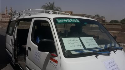 مرور الأقصر تضع ملصقات على سيارات السرفيس لمنع الركوب دون كمامة (صور)