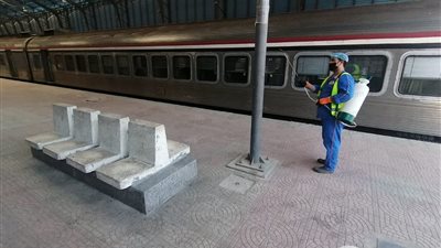 السكة الحديد تواصل تعقيم القطارات والمحطات ضد كورونا
