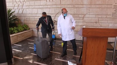 العناني يبحث ضوابط عودة العمل في المنشآت السياحية