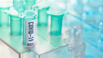 طبيب مصري بكندا يكشف موعد خروج لقاح كورونا (فيديو)