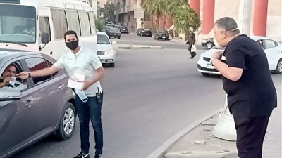 خلال جولته.. محافظ البحر الأحمر يوجه بتوزيع الكمامات مجانًا على المواطنين