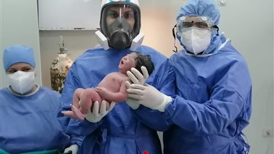 مصابة بكورونا تضع مولودا بمستشفى العجوزة (صور)