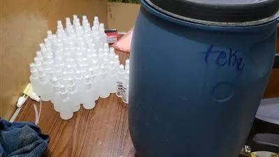 ضبط شقة لتصنيع المستلزمات الطبية وزجاجات الكحول بالمطرية