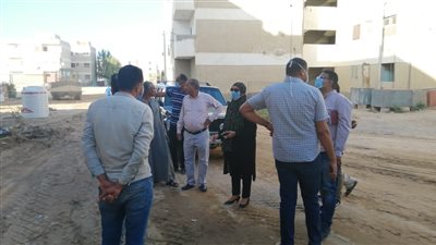 رئيس مدينة سفاجا تتابع عملية الرصف في منطقة منخفض التكاليف (صور)