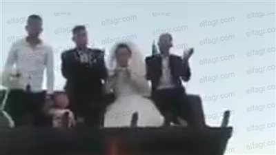 تجمعات للمواطنين في زفة عروسين بالمنصورة (فيديو)