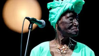 غنت لعمالقة الغناء وطورت المويقي التنزانية.. أبرز 8 معلومات عن بي كيدودي أم كلثوم أفريقيا