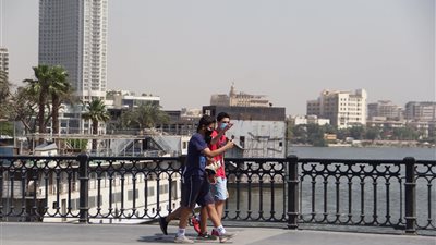 مختلف الأعمار.. الكمامات تسيطر على شوارع القاهرة (صور)
