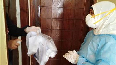 صحة البحر الأحمر توزع أدوية العزل المنزلي على المخالطين عبر الرائدات الريفيات والعيادات المتنقلة (صور)