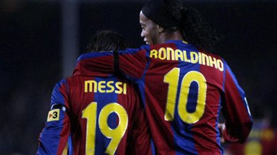 رونالدينيو يوجه رسالة مؤثر إلى برشلونة