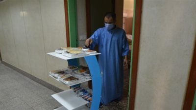 جامعة المنصورة تكشف تفاصيل تصنيع روبوت لخدمة مصابي كورونا (فيديو)