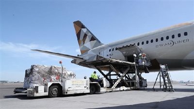 شاهد.. الإمارات ترسل طائرة مساعدات طبية للمالديف لمكافحة كورونا