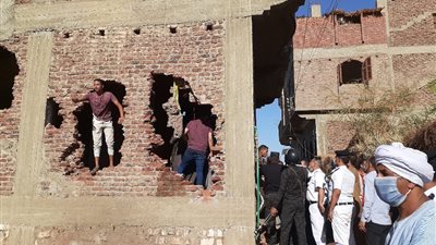 محافظ قنا: استرداد 21 فدانا وإزالة 166 حالة تعد