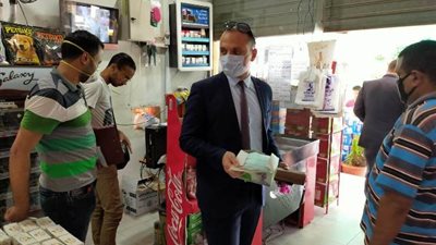 ضبط كمامات طبية داخل سوبر ماركت ببني سويف (صور)