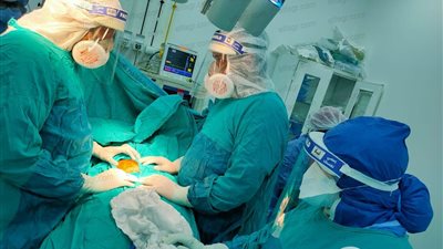 جراحة عاجلة وتعافي مصابين بكورونا.. أبطال المستشفيات التعليمية يسطرون ملاحم يومية (صور)