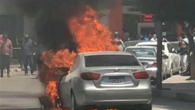 اشتعال النيران في سيارة ملاكي بمصر الجديدة (صور)