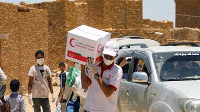 مساعدات غذائية من الإمارات للأسر المتضررة من السيول بحضرموت