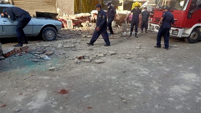 إصابة شخص وتحطم سيارتين في انهيار شرفة عقار بالدقهلية (صور)