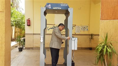 بوابات تعقيم إلكترونية بكليات جامعة الأقصر استعدادًا لامتحانات السنوات النهائية 