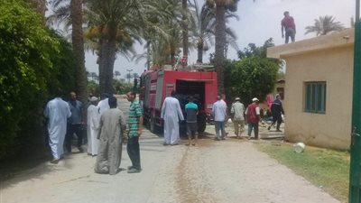 الحماية المدنية تواصل جهودها لمنع تجدد اشتعال النيران داخل مزرعة بالبدرشين