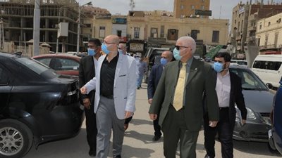 محافظ بني سويف يستوقف موكبه بسبب مُسن وسيدة من أسرته (صور)