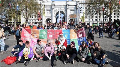 مناوشات واشتباكات بين متظاهرين وقوات الشرطة البريطانية قرب محطة قطارات ووترلو