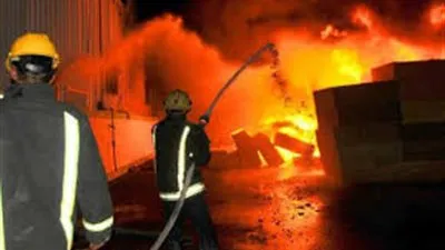 انتداب الأدلة الجنائية لكشف أسباب حريق مصنع غير مرخص بإمبابة