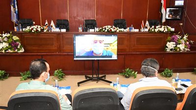    عبر الفيديو كونفرانس.. وزير الإسكان يتابع تطبيق قانون التصالح مع رؤساء المدن الجديدة