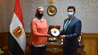 وزير الرياضة يكرم آية مدني.. ويدعوها للمشاركة في المشروع القومي للموهبة (صور)