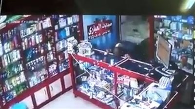 آثار الغضب.. مواطن يمسح لعابه بفاترينة صيدلية بالغربية لنشر كورونا (فيديو)