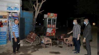 محافظ بني سويف يستوقف مخالفي الحظر بالطريق الزراعي: 