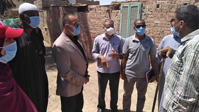 رئيس مدينة القصير يتفقد عددًا من المناطق العشوائية (صور)