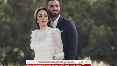 شاهد.. صورة رومانسية لـ محمد الشرنوبي وزوجته في شهر العسل