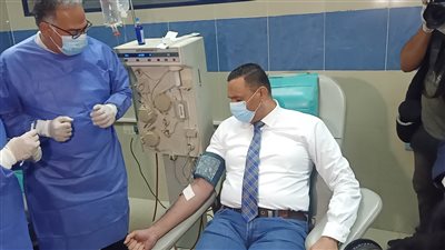 لحظة تبرع محافظ الدقهلية ببلازما المتعافين من كورونا (فيديو وصور) 