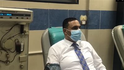 شاهد| لحظة تبرع محافظ الدقهلية بالبلازما لمساعدة مرضى كورونا.. ويؤكد لـ