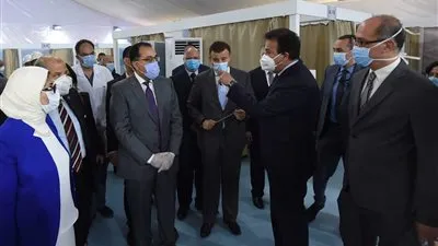 مدبولي يتفقد نموذجا لمركز مسح تحاليل كورونا في جامعة عين شمس