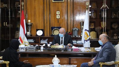 محافظ قنا: نسعى إلى تحسين الخدمات المقدمة للمواطنين    