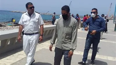 فض تجمعات المواطنين من على كورنيش الإسكندرية (صور)