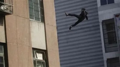 مباحث القاهرة تكثف جهودها لكشف ملابسات سقوط شاب من أعلى عقار 