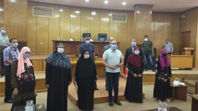 محافظ أسوان يسلم شيكات مساعدات مالية لـ5 عرائس يتيمات